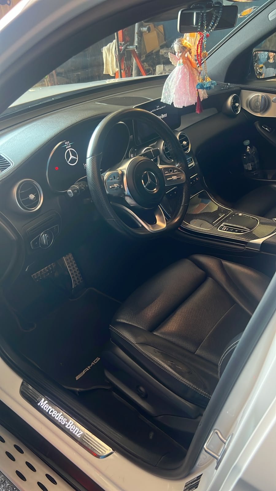 
								Mercedes GLC 200 White full									