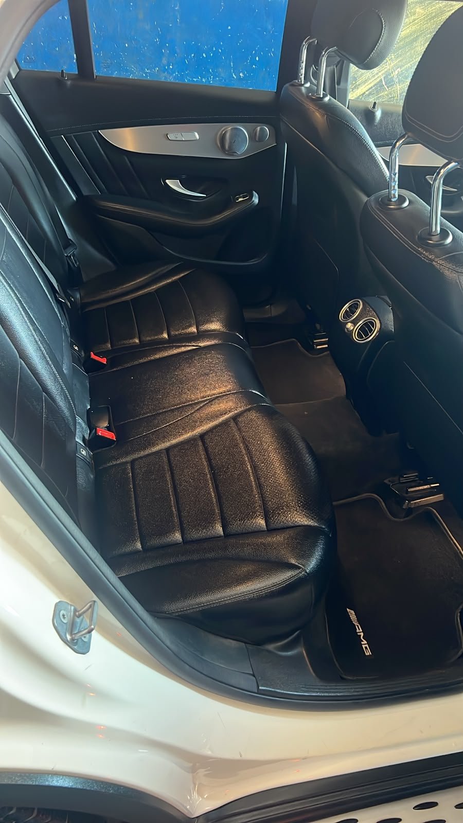 
								Mercedes GLC 200 White full									