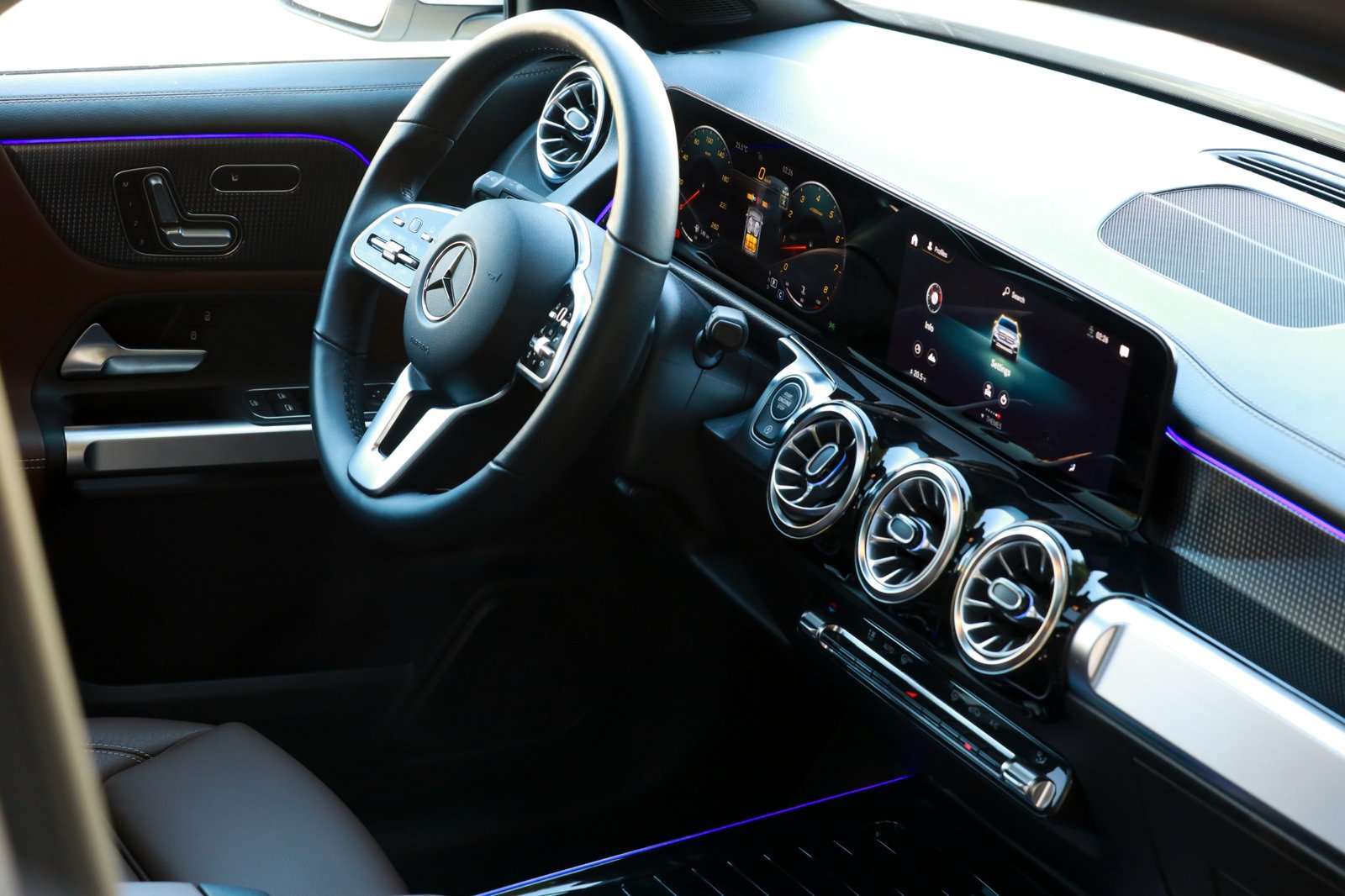 
								Mercedes GLB 250 4MATIC 5-S full									