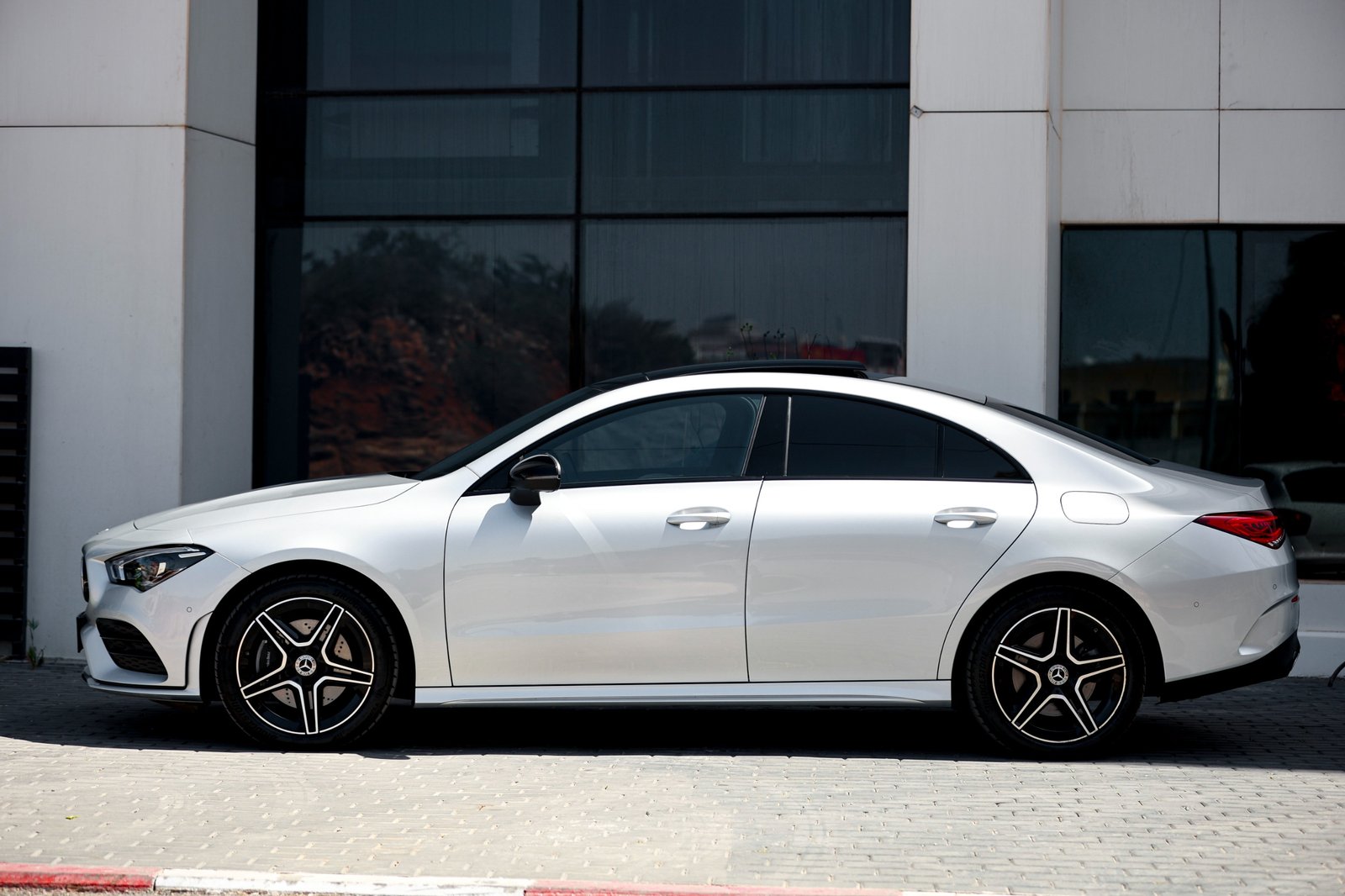 
								Mercedes CLA 250 e Coupe AMG full									