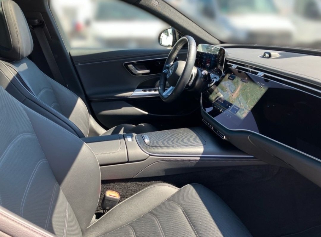
								Mercedes E 300 E 4matic MBUX Screen full									