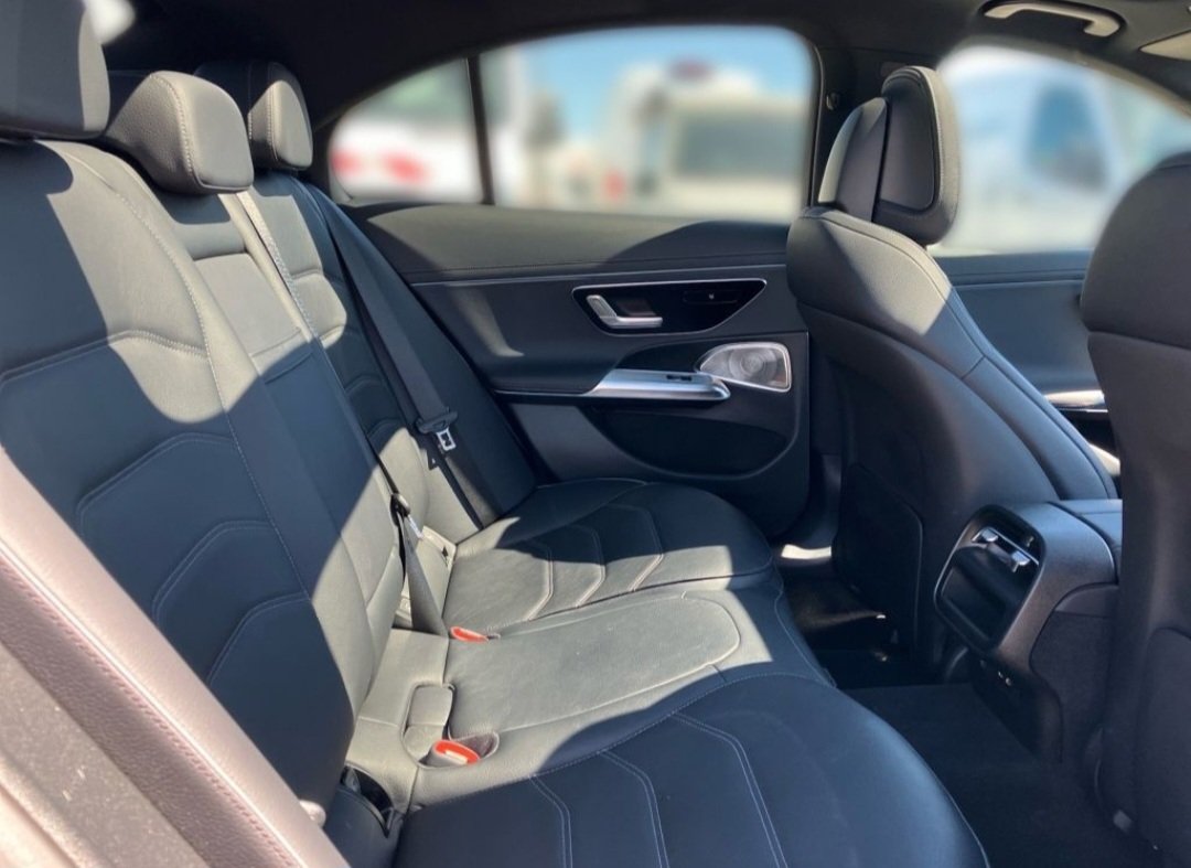 
								Mercedes E 300 E 4matic MBUX Screen full									