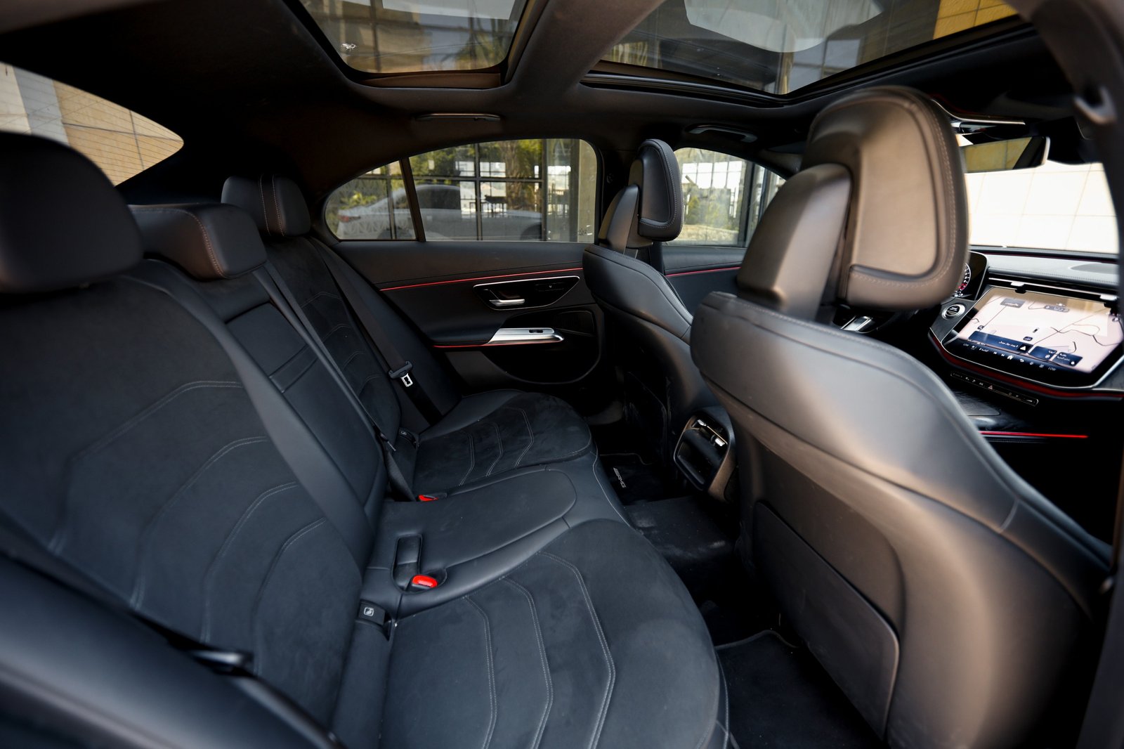 
								Mercedes E300 eAMG full									