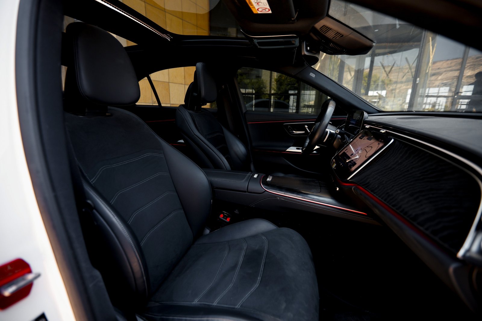 
								Mercedes E300 eAMG full									
