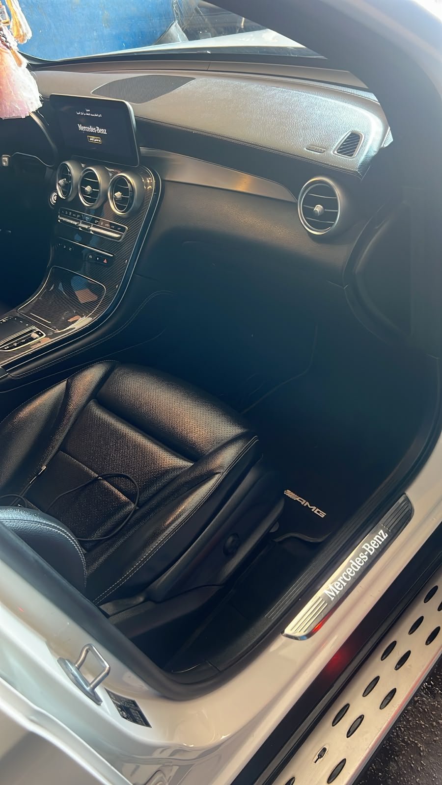 
								Mercedes GLC 200 White full									