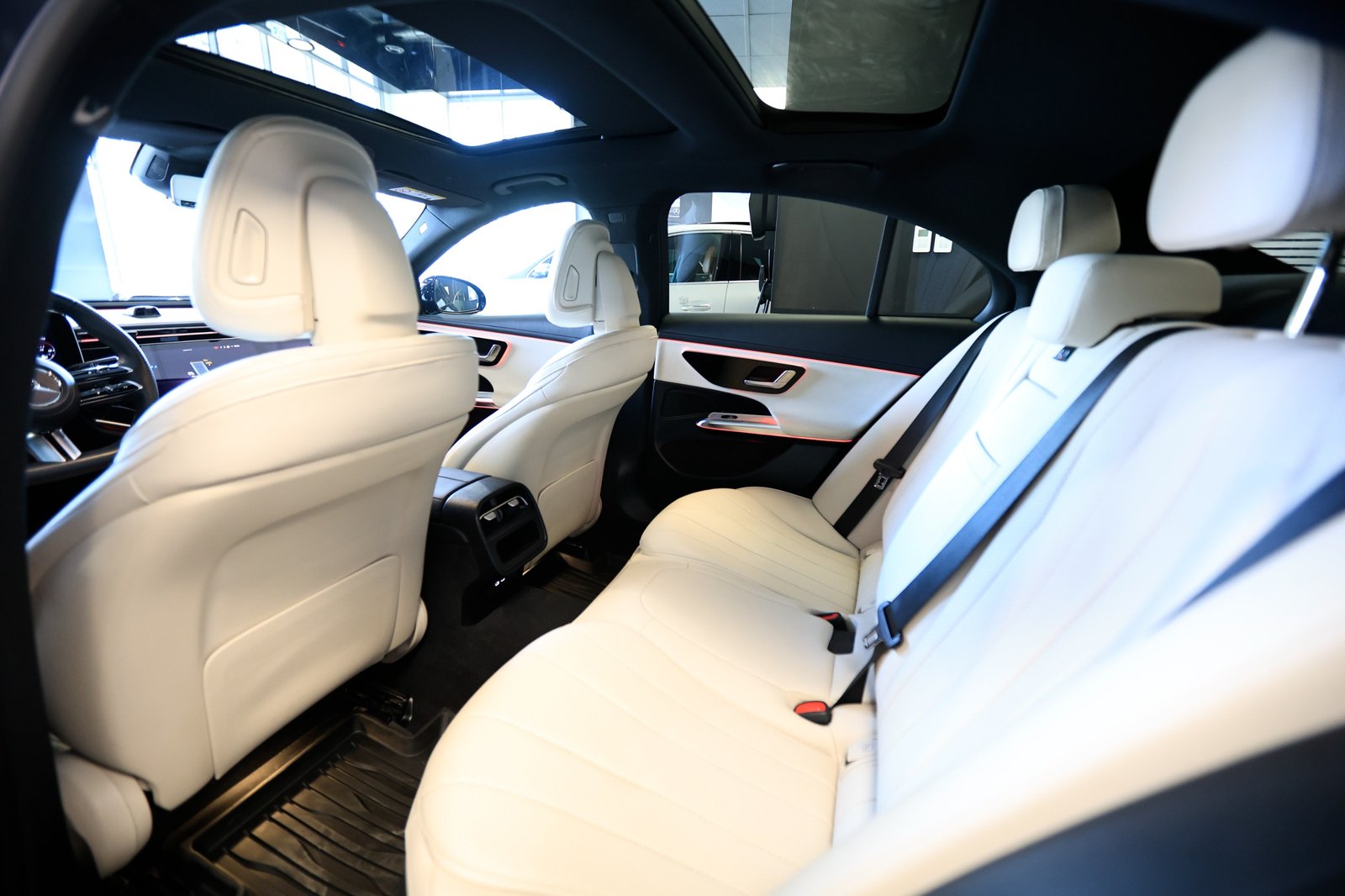 
								Mercedes E300 eAMG full									